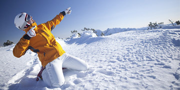Ein bisschen Spaß muß sein Mann mit Schnee im Skiurlaub